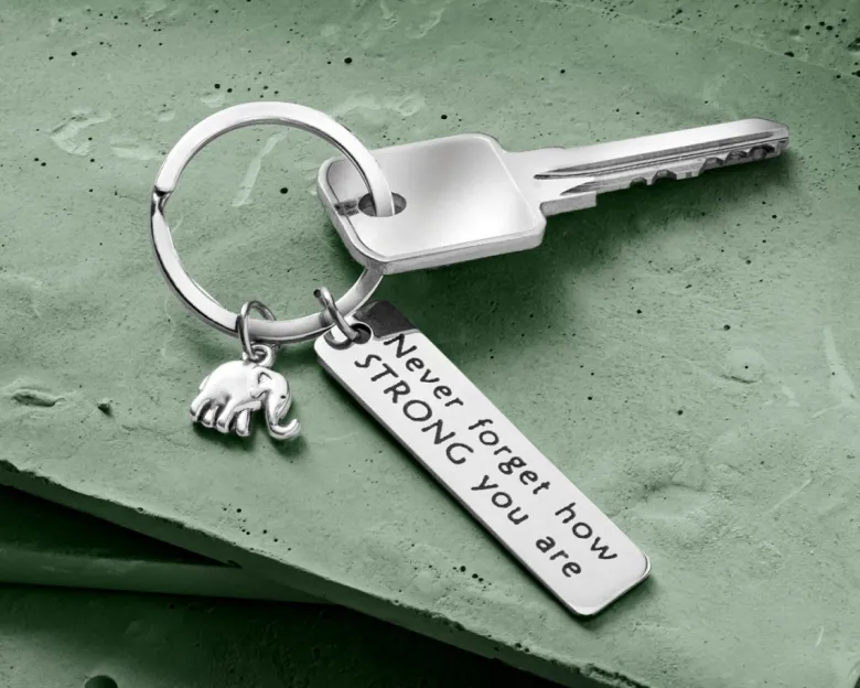 Brelok słonik - NEVER FORGET HOW STRONG YOU ARE