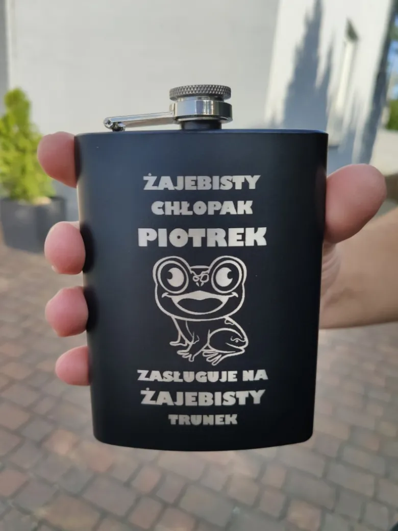 Piersiówka z Grawerem - prezent dla faceta na Dzień Chłopaka