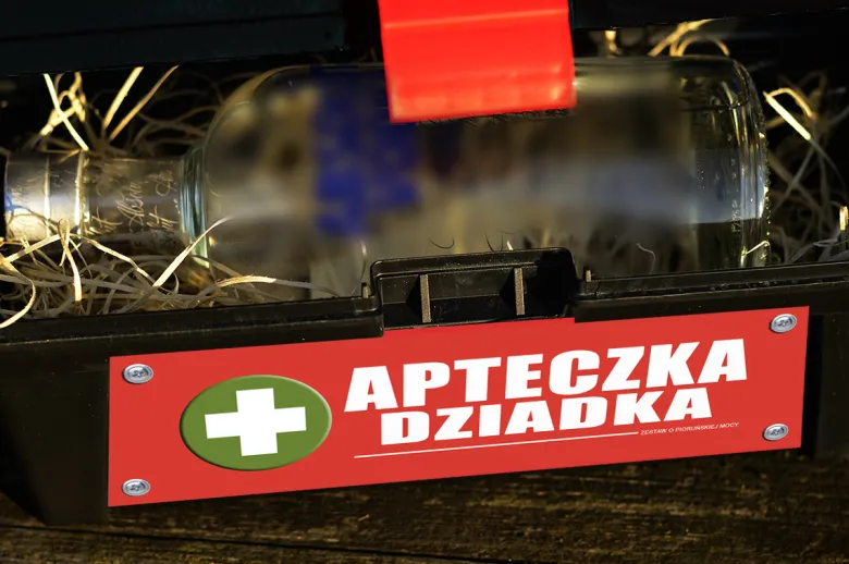 Skrzynka, apteczka pierwszej pomocy na alkohol