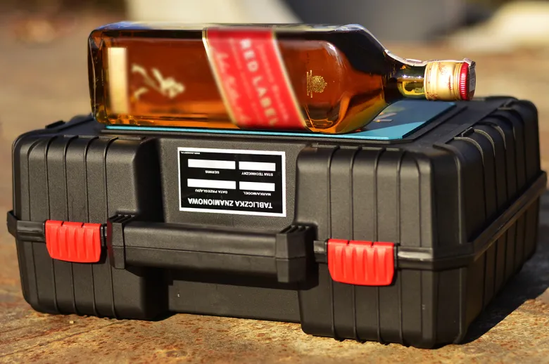 Walizka na alkohol MaszLitra skrzynka - prezent dla budowlańca mechanika