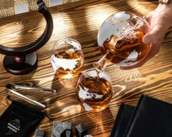 Zestaw do whisky GLOBUS: karafka, 2 szklanki i kamienne kostki - prezent na 40 50 60 70 urodziny dla faceta taty męża mężczyzny