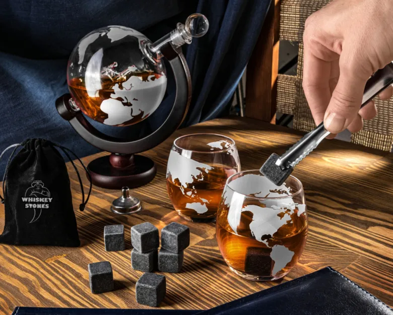 Zestaw do whisky GLOBUS: karafka, 2 szklanki i kamienne kostki - prezent na 40 50 60 70 urodziny dla faceta taty męża mężczyzny